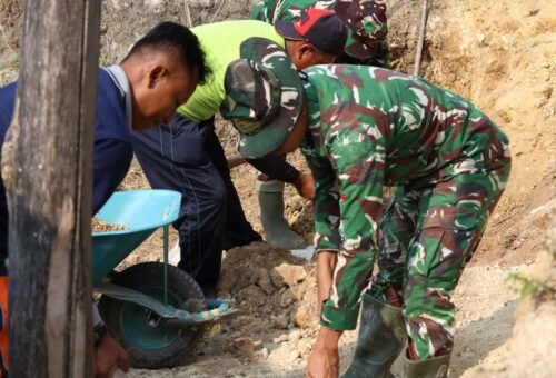 Dedikasi Tanpa Henti Darto, Penyemangat Warga dan Pasukan TMMD di Desa Tlemang