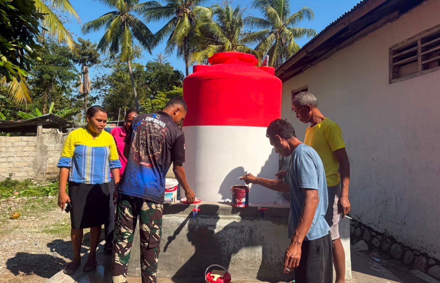 Menjaga Kebersihan Air, TMMD 129 Kodim 1605/Belu Warnai Tandon dengan Merah Putih