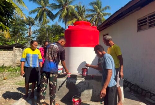 Menjaga Kebersihan Air, TMMD 129 Kodim 1605/Belu Warnai Tandon dengan Merah Putih
