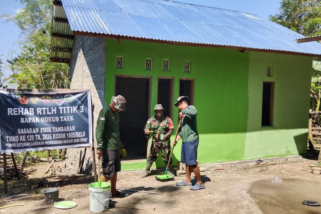 Pengecatan Rumah Bapak Odeus Taek: TNI AD Membangun Harapan di Malaka