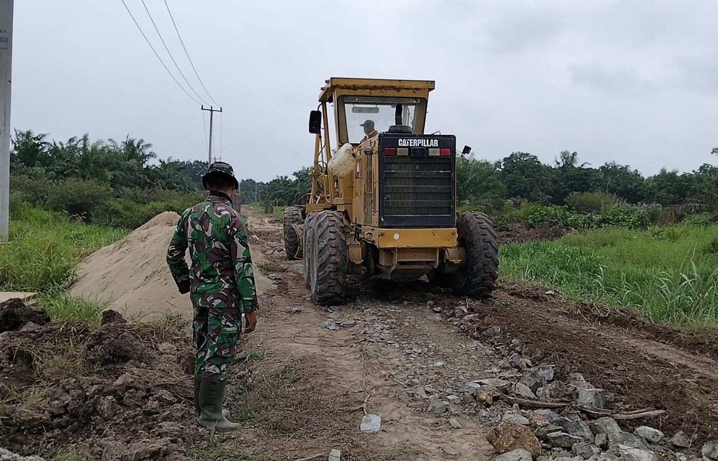 Upaya Penataan Jalan TMMD Ke-129, Kodim 0313/KPR Kerahkan Dump Truck