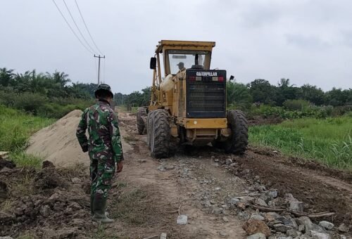 Upaya Penataan Jalan TMMD Ke-129, Kodim 0313/KPR Kerahkan Dump Truck