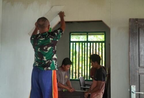 Kolaborasi Satgas TMMD dengan Penduduk Selesaikan Renovasi Rumah Bapak Hardi di Desa Pulau Dua