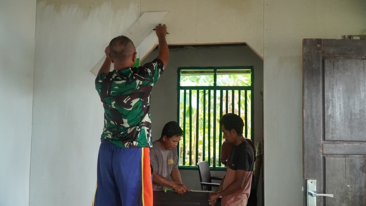 Kolaborasi Satgas TMMD dengan Penduduk Selesaikan Renovasi Rumah Bapak Hardi di Desa Pulau Dua
