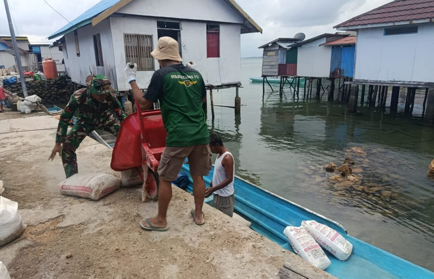 Kerjasama Satgas TMMD Ke-129 dan Masyarakat Turunkan Material di Desa Polewali