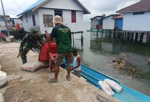 Kerjasama Satgas TMMD Ke-129 dan Masyarakat Turunkan Material di Desa Polewali