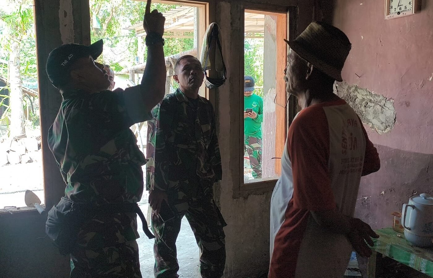 TNI Berkomitmen Dalam Pembangunan Tempat Tinggal Layak, Dan SSK TMMD ke-129 Tinjau Progres Rehab RTLH Bapak Rasta