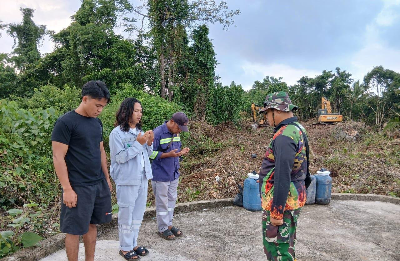 Keselamatan Kerja Ditekankan dengan Pengecekan Alat dan Doa oleh Satgas TMMD