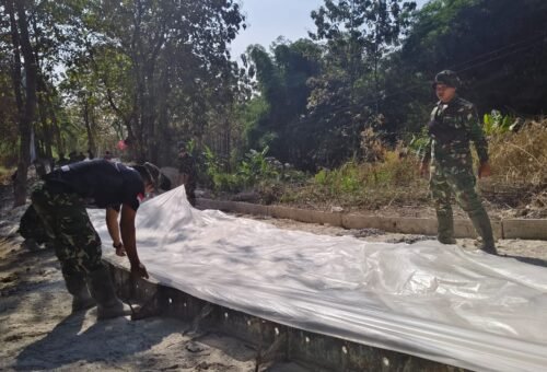 Persiapkan Jalan Ekonomi Desa, Satgas TMMD Ke-129 Matangkan Tahap Awal Pengecoran Rabat Beton