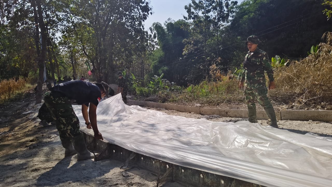 Persiapkan Jalan Ekonomi Desa, Satgas TMMD Ke-129 Matangkan Tahap Awal Pengecoran Rabat Beton