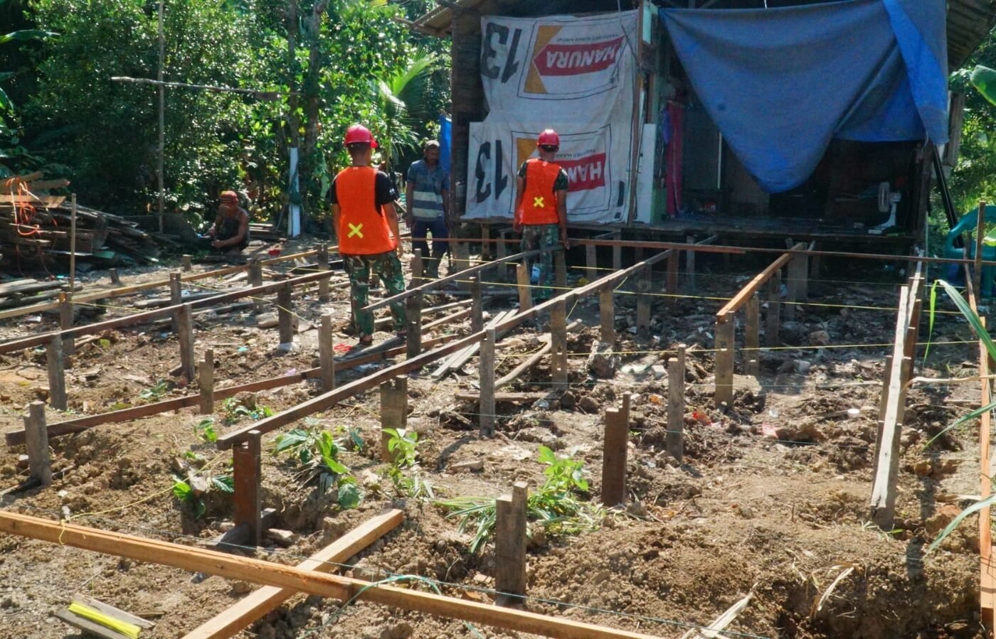 Pemasangan Tiang Gelagar RTLH Bapak Masrani, Satgas TMMD dan Warga Kerja Sama Maju