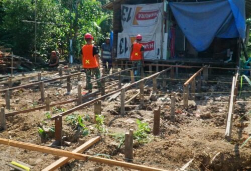 Pemasangan Tiang Gelagar RTLH Bapak Masrani, Satgas TMMD dan Warga Kerja Sama Maju