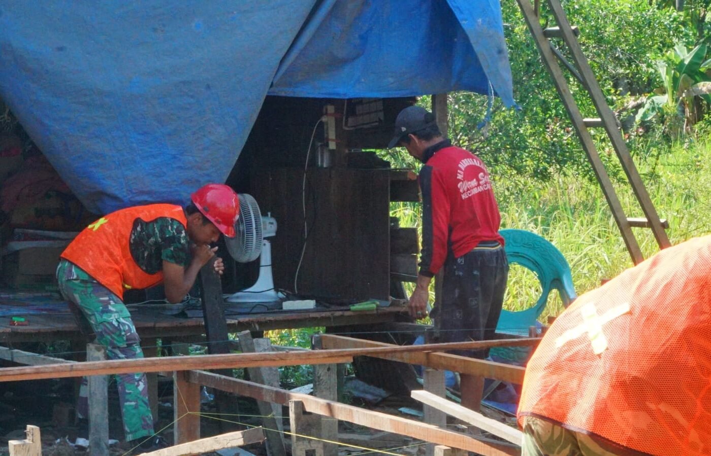 Pemasangan Struktur Gelagar Tunjukkan Kemajuan Rehab RTLH Bapak Masrani