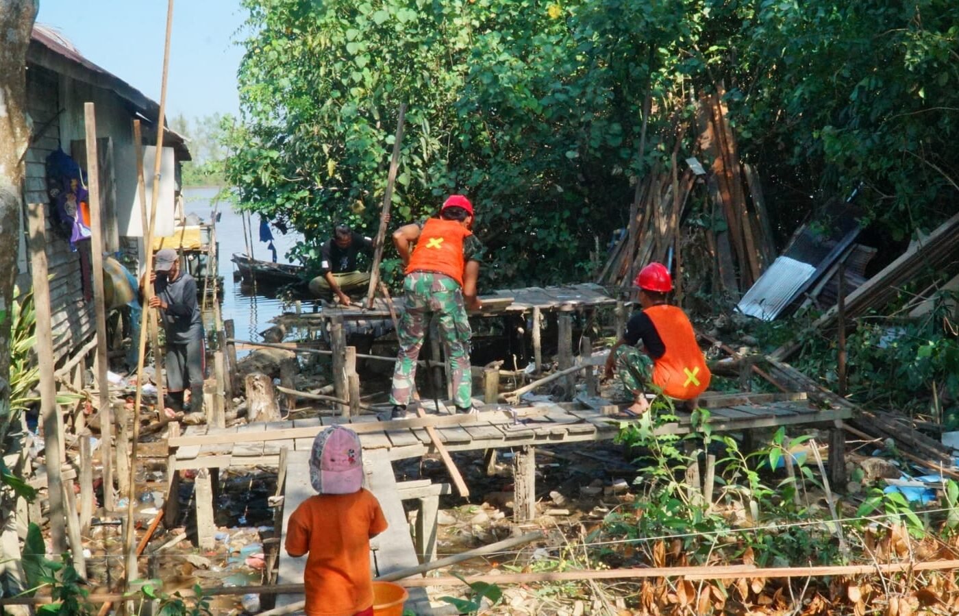 Kolaborasi Masyarakat dan TNI dalam Pemasangan Tiang RTLH Bapak Ilham