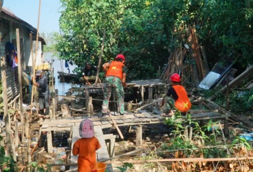 Kolaborasi Masyarakat dan TNI dalam Pemasangan Tiang RTLH Bapak Ilham