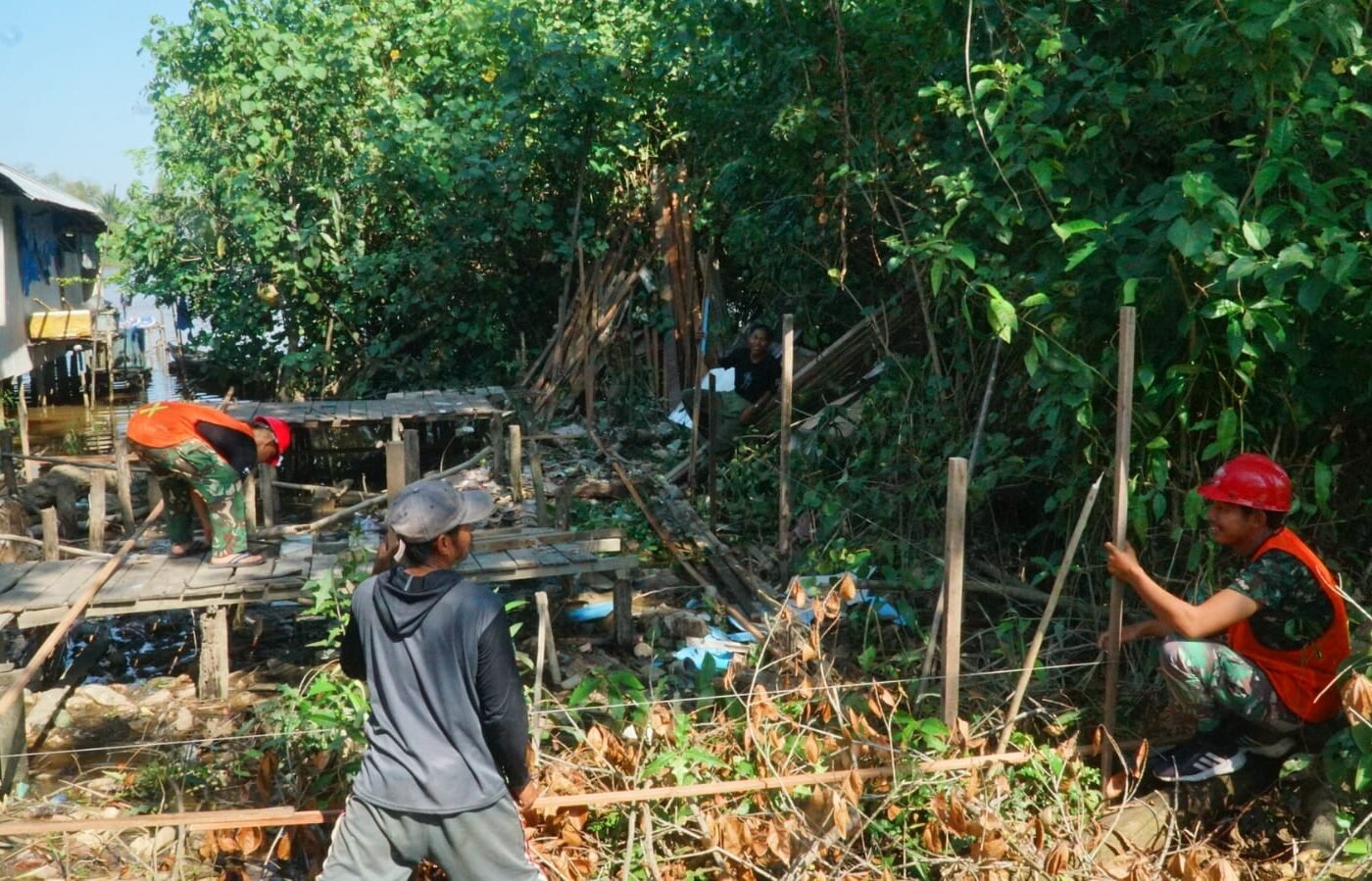 Pemasangan Tiang RTLH Bapak Ilham dalam TMMD Ke-129 Berjalan Sukses