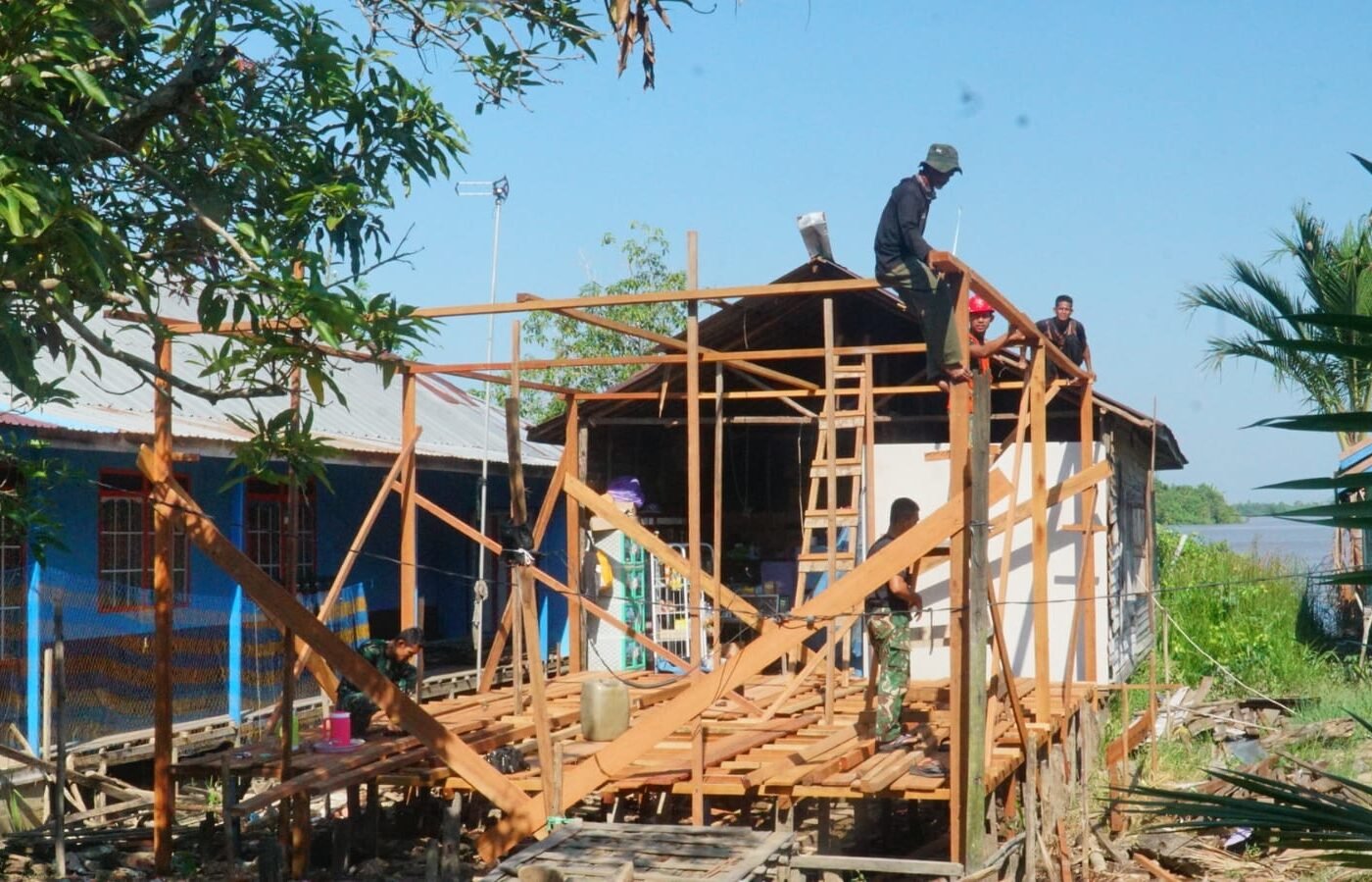 Awal Pembangunan Rumah Layak Huni untuk Ibu Rini Melalui Pemasangan Tiang RTLH SAS 5