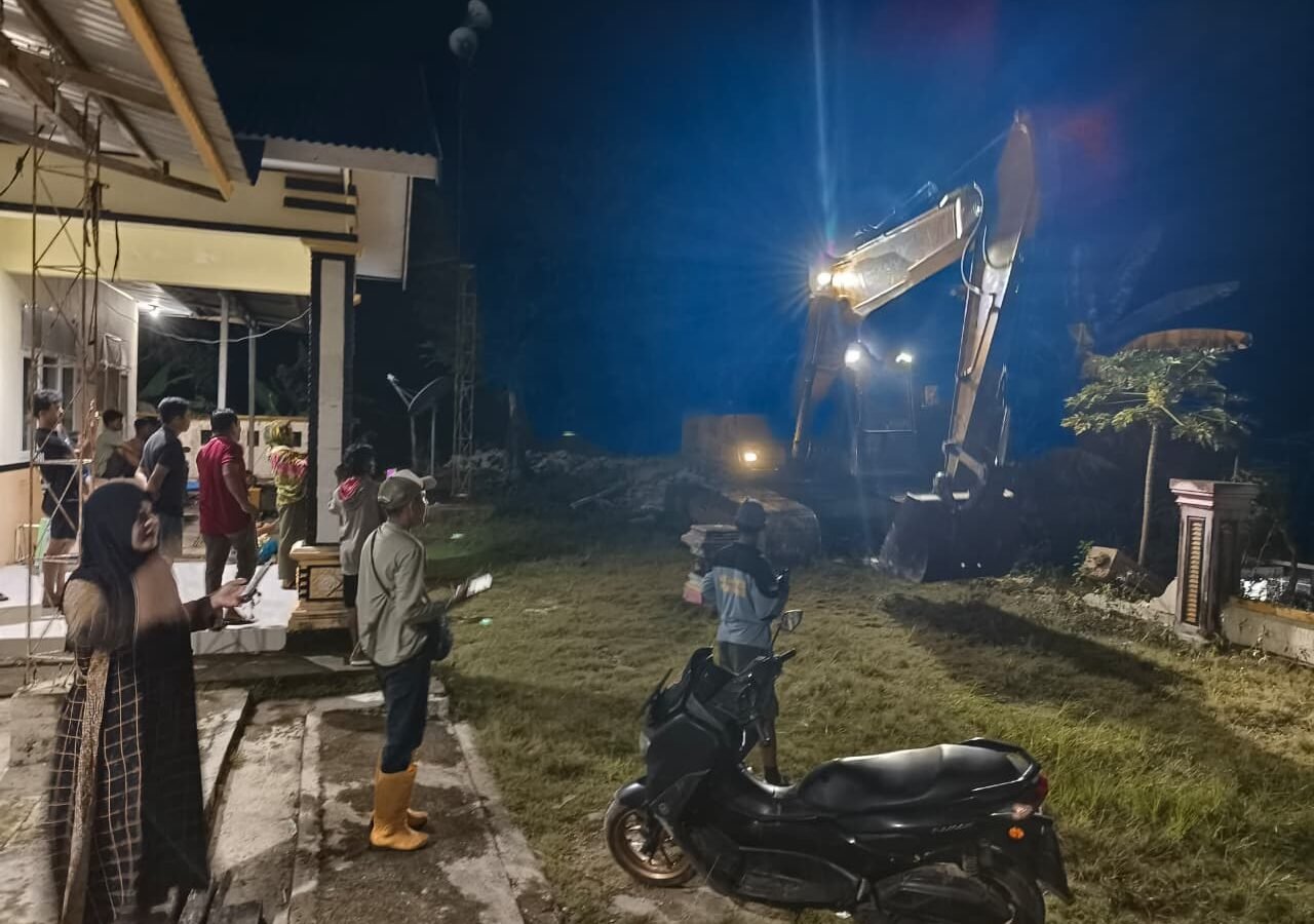 Kolaborasi TNI, Pemdes, dan Warga Percepat Program TMMD Ke-129 di Desa Umbele