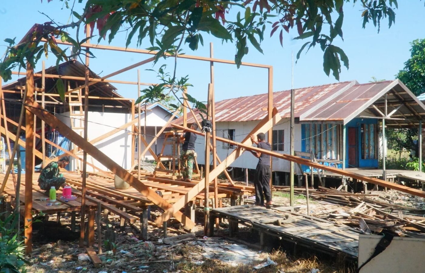 Kolaborasi TNI dan Warga Mempercepat Renovasi RTLH Ibu Rini pada TMMD 129