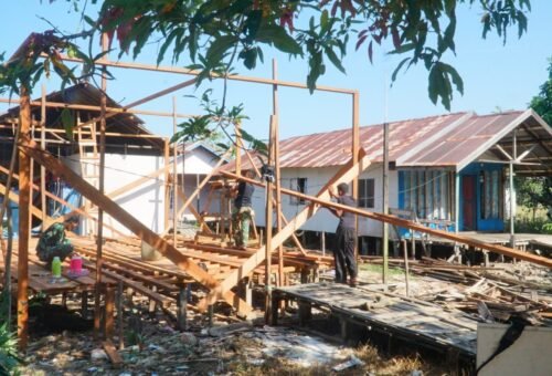 Kolaborasi TNI dan Warga Mempercepat Renovasi RTLH Ibu Rini pada TMMD 129