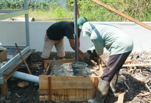 Kerja Sama Masyarakat dan Satgas TMMD dalam Pembangunan MCK di Desa Bandar Raya