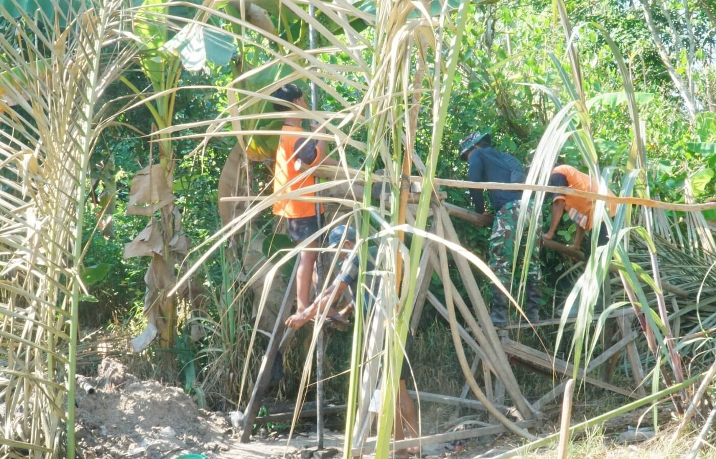 Kerjasama Satgas TMMD dan Masyarakat Mempercepat Proses Pengeboran Sumur SAS 2