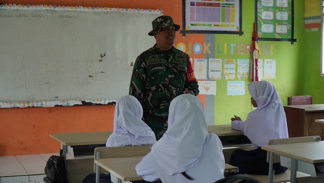 Serka Jabbar Jelaskan Dampak Positif Program TMMD untuk Warga Desa kepada Siswa