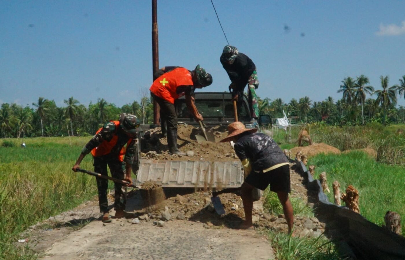Sinergi Satgas TMMD dan Masyarakat Percepat Pembangunan Jalan Desa