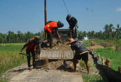 Sinergi Satgas TMMD dan Masyarakat Percepat Pembangunan Jalan Desa