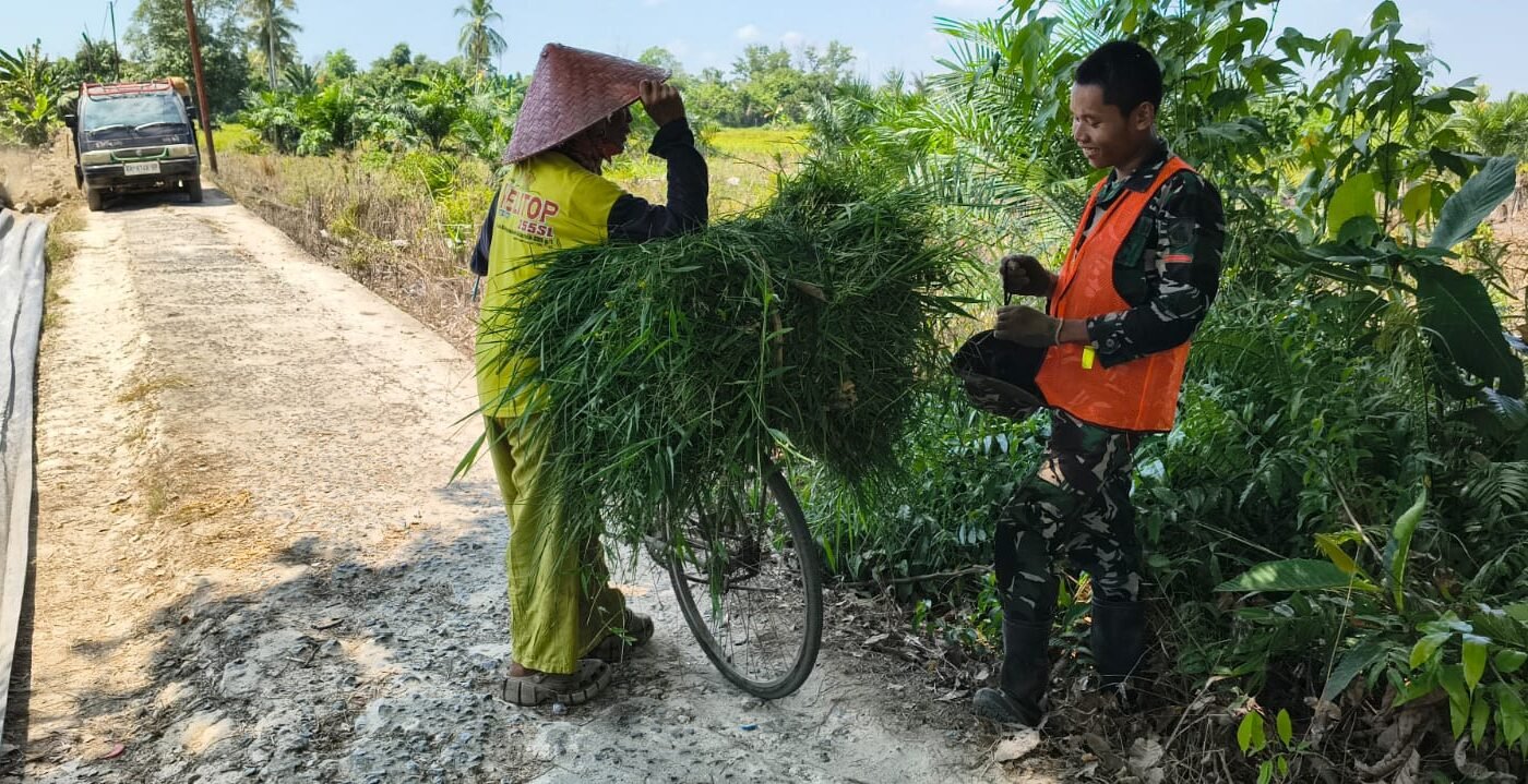 Kebersamaan Anggota Satgas TMMD dan Warga Desa Bandar Raya