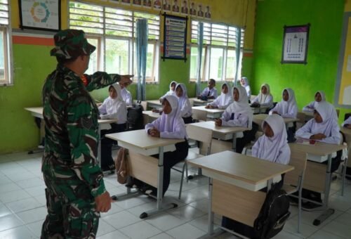 Antusias Pelajar Warnai Edukasi TMMD Ke-129 di SMPN 2 Bungku Selatan