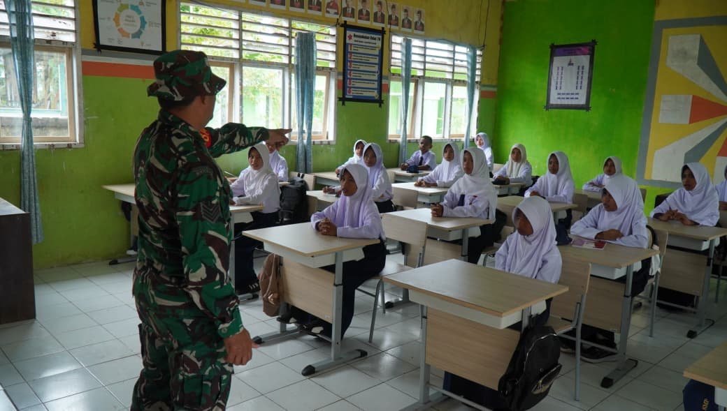 Antusias Pelajar Warnai Edukasi TMMD Ke-129 di SMPN 2 Bungku Selatan