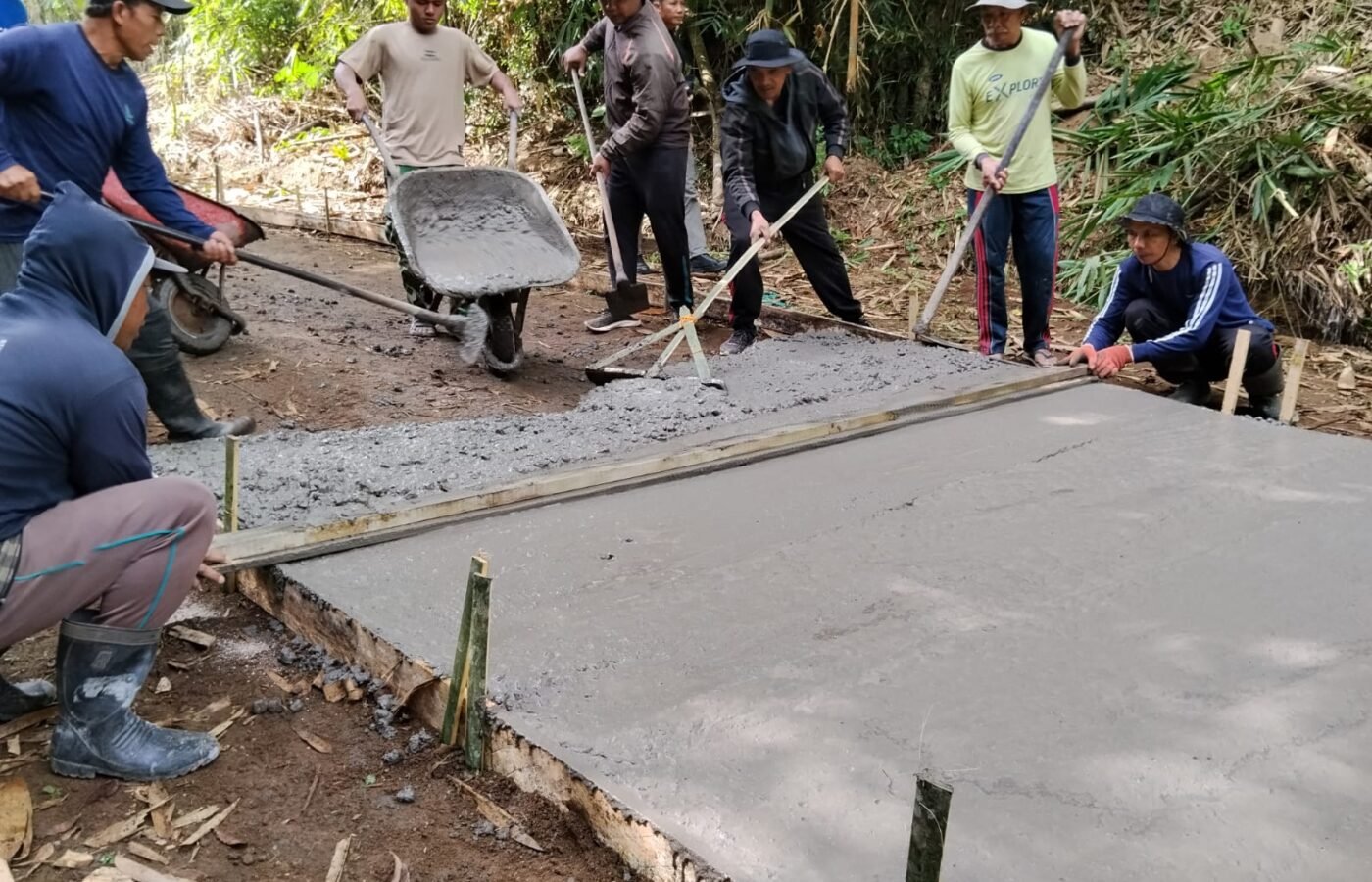 Dedikasi Satgas TMMD Ke-129 Bangli di Tengah Cuaca Tak Menentu