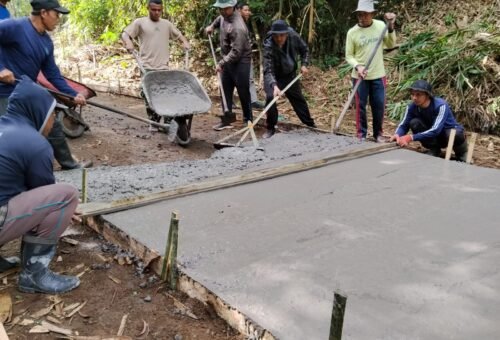 Dedikasi Satgas TMMD Ke-129 Bangli di Tengah Cuaca Tak Menentu