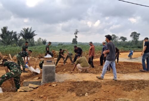 Gotong Royong Warga dan TNI Ramai-Ramai Perbaiki Gorong-Gorong di Lampung Utara