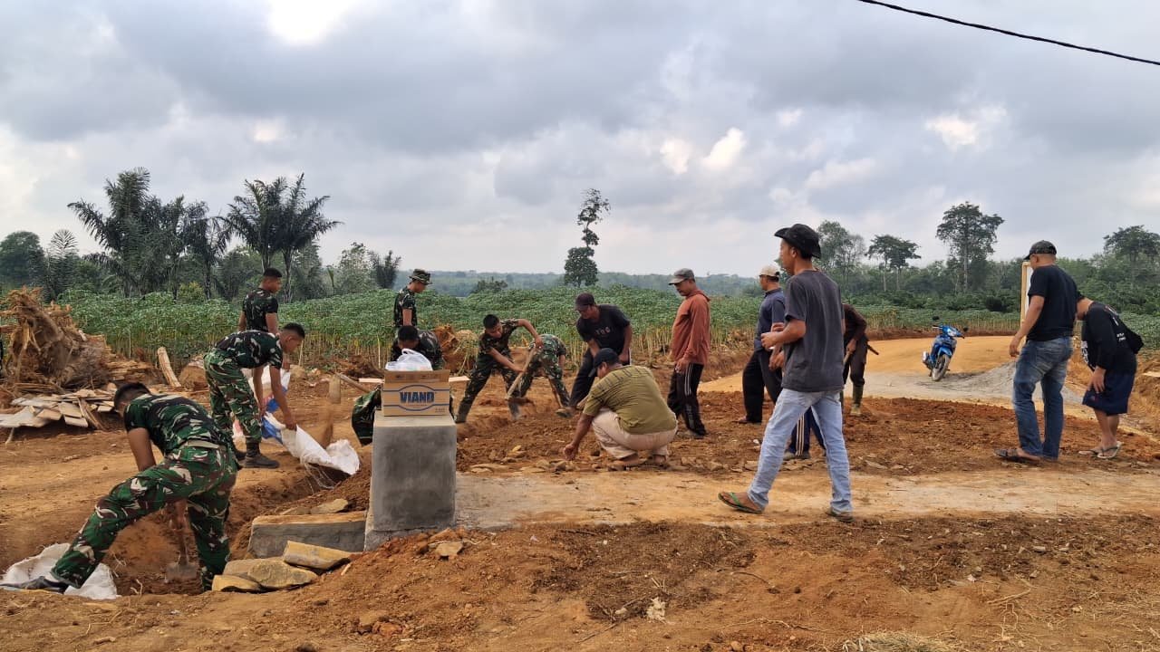 Gotong Royong Warga dan TNI Ramai-Ramai Perbaiki Gorong-Gorong di Lampung Utara