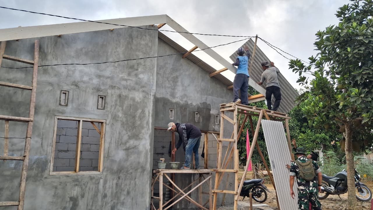 Progres Pemasangan Atap Asbes RTLH, Harapan Sandri Mulai Mengemuka