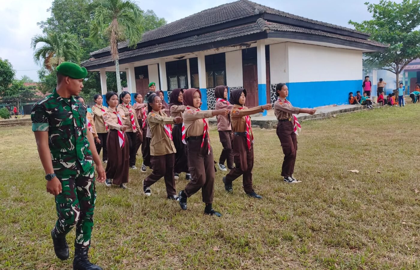 Upaya Membangun Karakter Siswa, TMMD ke-129 Kodim 0412/LU Gelar Pelatihan PBB dan PPM di SMPN 2 Sungkai Utara