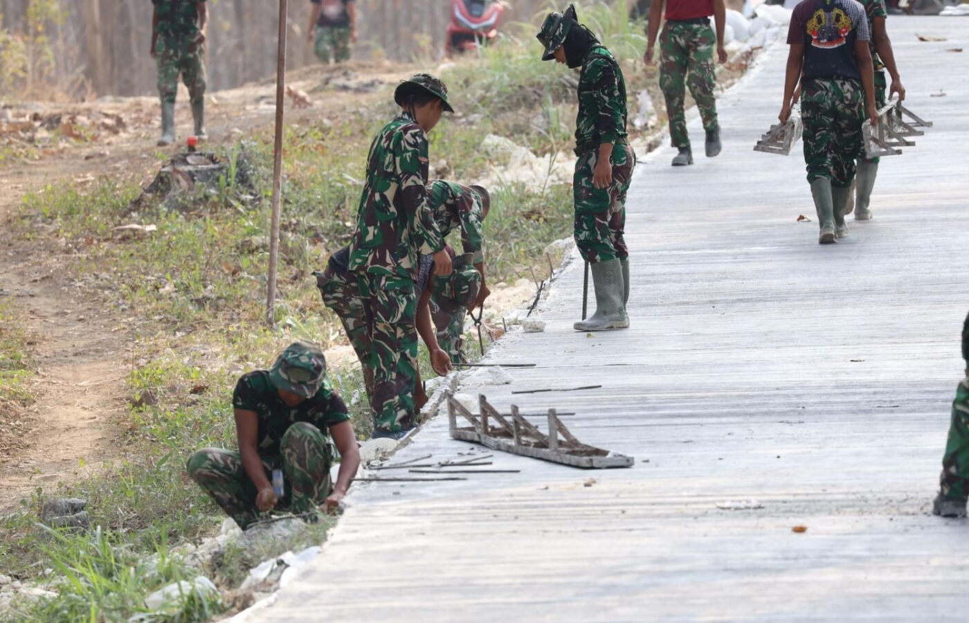 Pindah Bekisting untuk Kecepatan Pembangunan Jalan, Satgas TMMD ke-129 Kodim 0812/Lamongan