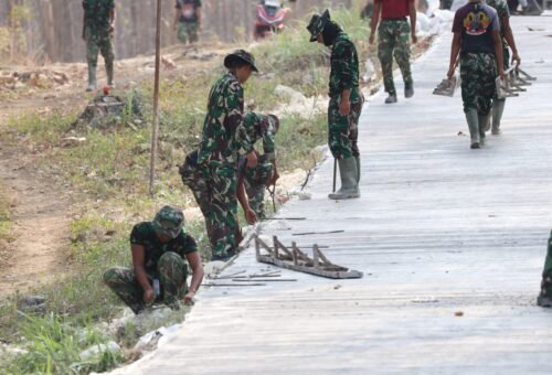 Pindah Bekisting untuk Kecepatan Pembangunan Jalan, Satgas TMMD ke-129 Kodim 0812/Lamongan