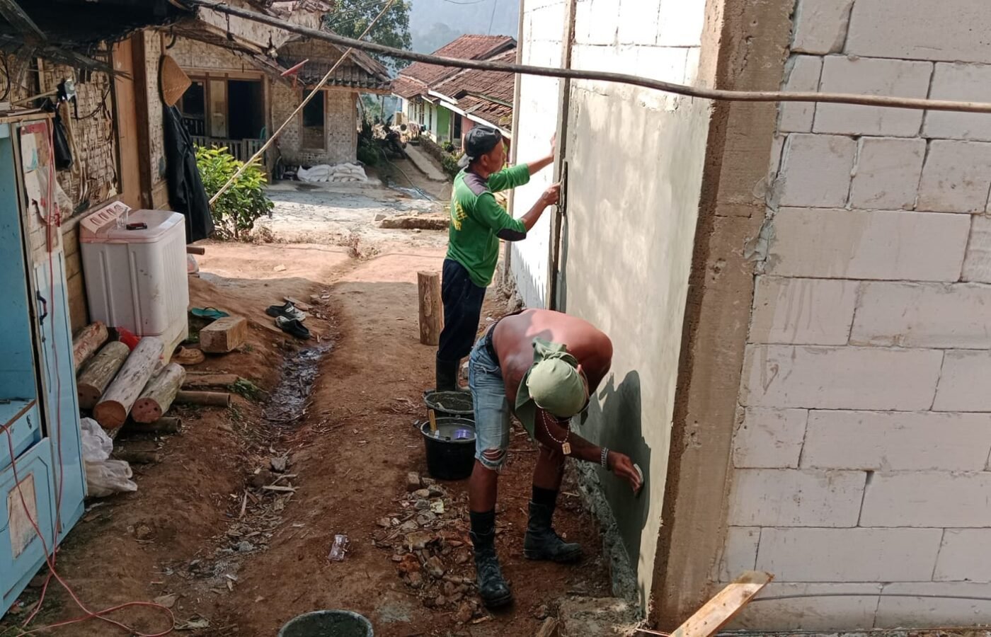 Percepatan Pemasangan Hebel oleh Satgas TMMD Ke-129 Kodim 0608/Cianjur untuk Rehabilitasi Rutilahu Bapak Burhanudin
