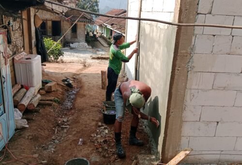 Percepatan Pemasangan Hebel oleh Satgas TMMD Ke-129 Kodim 0608/Cianjur untuk Rehabilitasi Rutilahu Bapak Burhanudin
