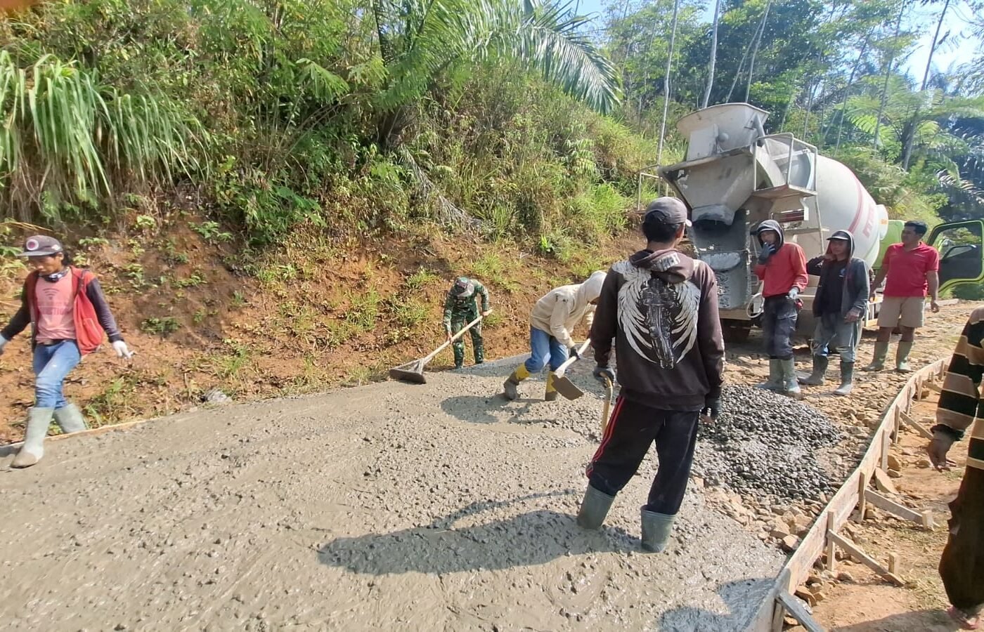 Progres Betonisasi Jalan TMMD Ke-129 Kodim 0608/Cianjur Capai 88,07 Persen, Akses Kampung Sindang Kasih Semakin Lancar