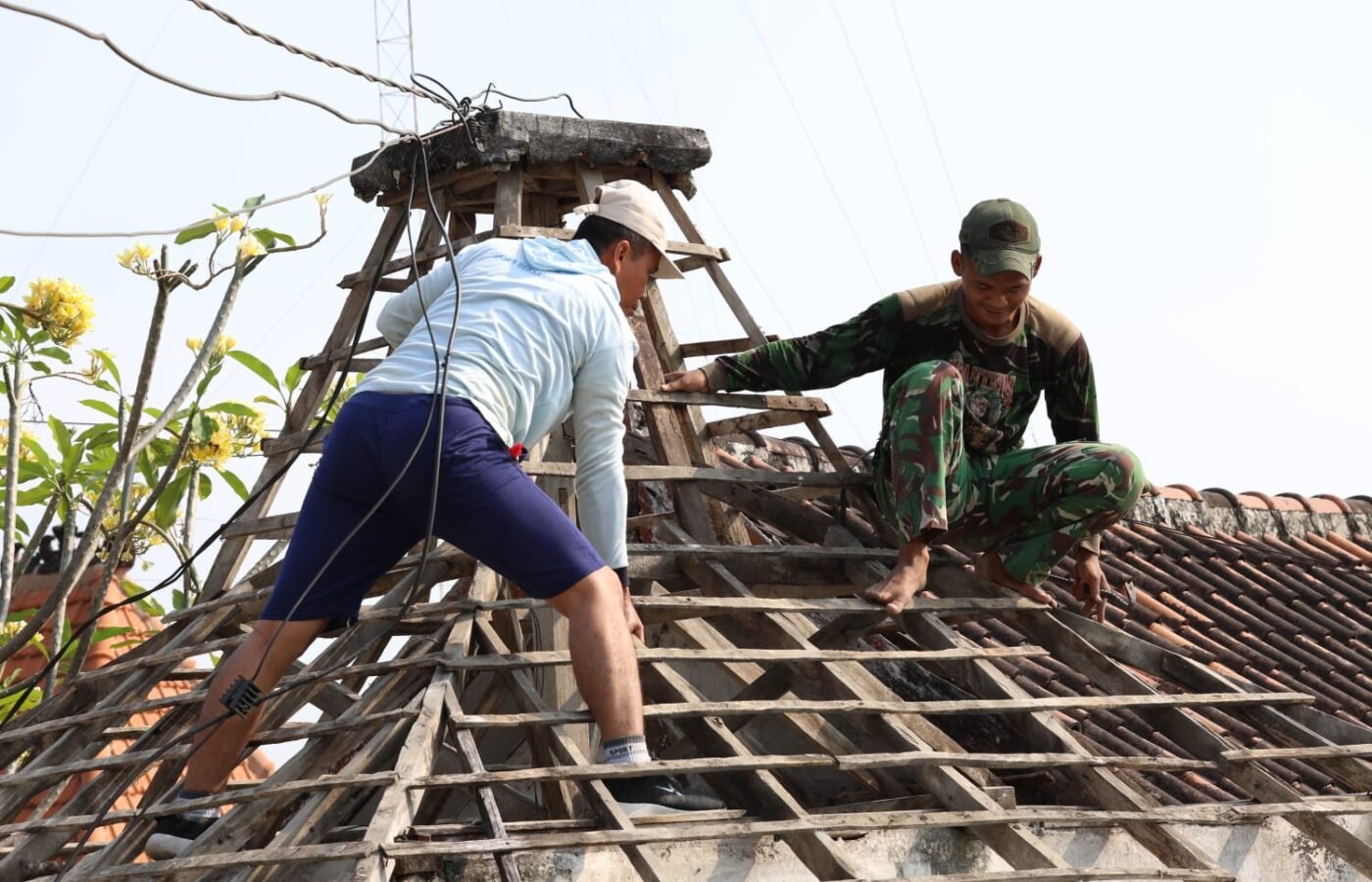 Pembangunan Ulang Pos Kamling Desa Tlemang oleh Satgas TMMD ke-129 Meningkatkan Keamanan Warga