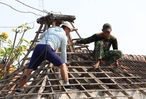 Pembangunan Ulang Pos Kamling Desa Tlemang oleh Satgas TMMD ke-129 Meningkatkan Keamanan Warga