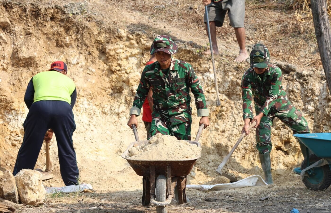 Sinergi TNI dan Warga dalam TMMD ke-129, Pengurukan Jalan Desa Tlemang dioptimalkan dengan Arko dan Karung Goni
