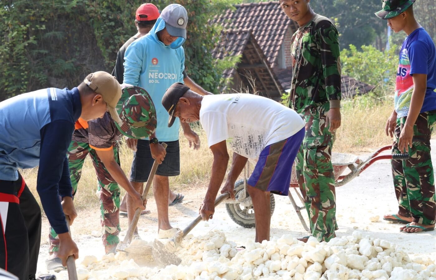 Kebersamaan Melawan Tantangan, TMMD ke-129 Kodim 0812/Lamongan Perkuat Pembangunan Desa Tlemang
