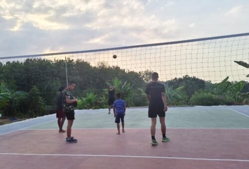 Hidupkan Semangat Pemuda Desa, Satgas TMMD Ke-129 Kodim 0812/Lamongan Benahi Lapangan Voli