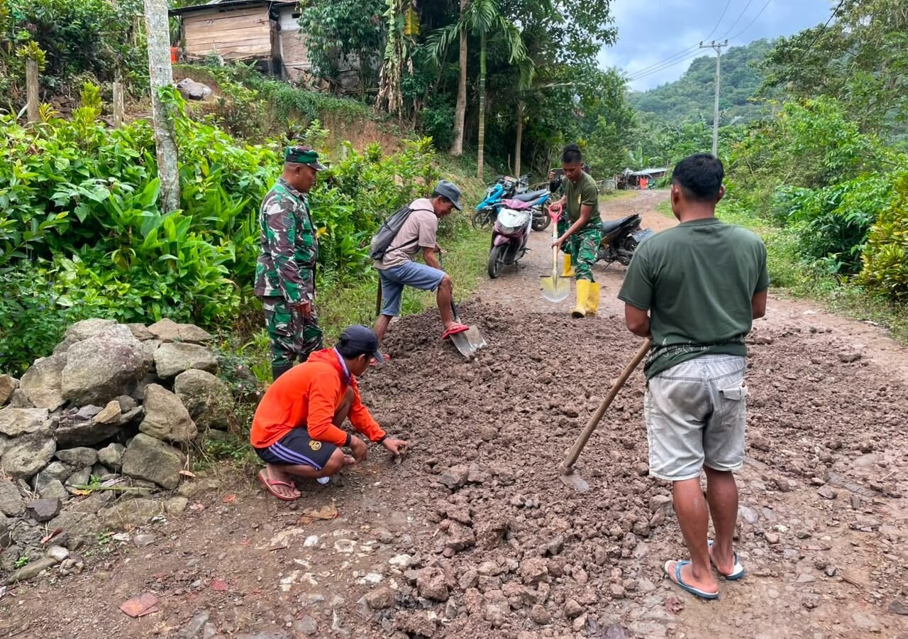 Aksi Gotong Royong Satgas TMMD Ke-129 di Desa Patukku