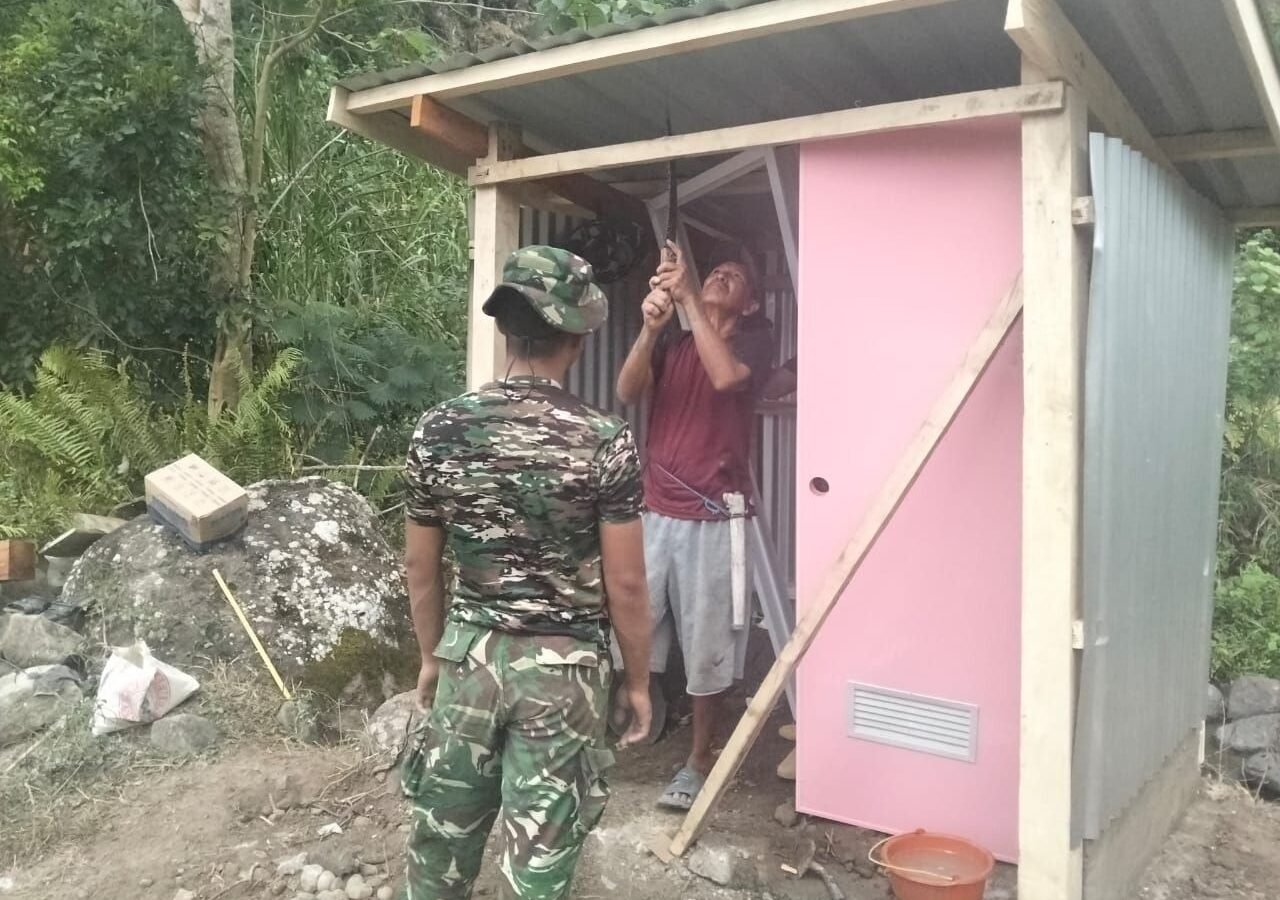 Pemasangan Pintu Sanitasi di Dusun Samaenre oleh Satgas TMMD Ke-129